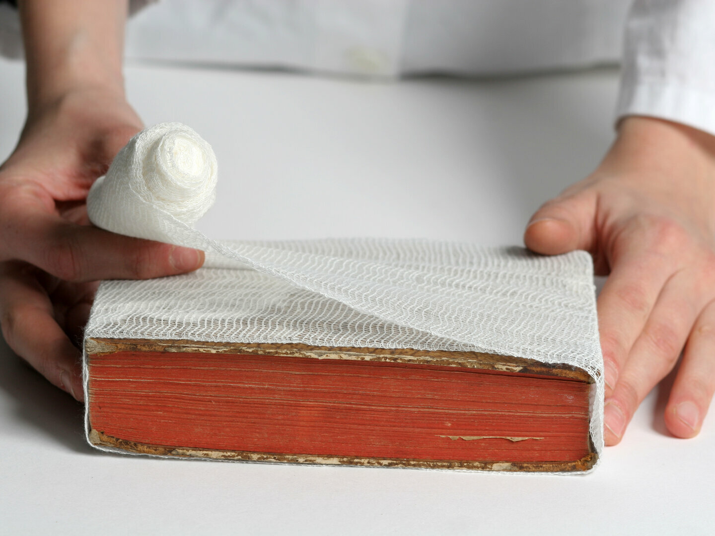 Gefriertrockung Vorbereitung: Banderolieren eines Buchs mit Mullbinde